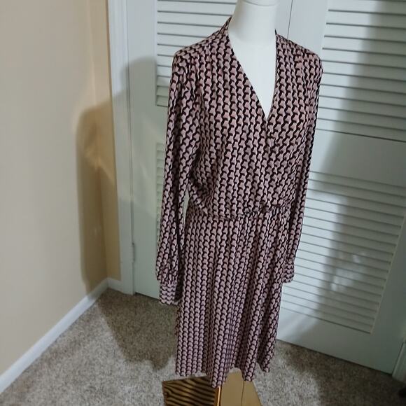 Adrianna Papell Large Faux Wrap Long-Sleeved Geometric Print Easy Care Pink - Picture 4 of 12